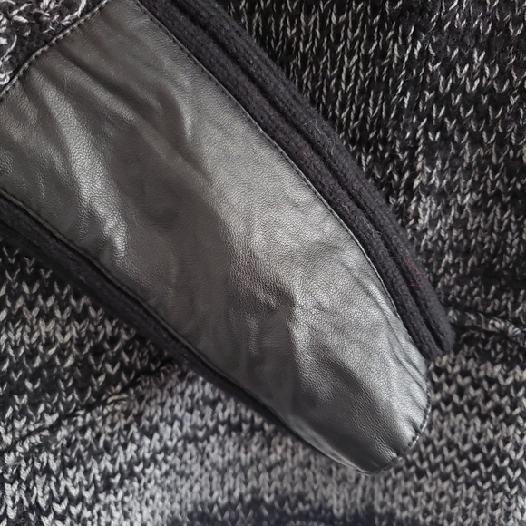 Emu Australia 100% Merino Wool Black Gray Women's Sweater Dark Minimalist - Picture 5 of 6